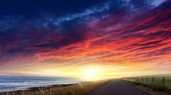 Asfaltové Silniční Moře Západ Slunce Slunce Nebo Východ Slunce Mraky — Stock fotografie