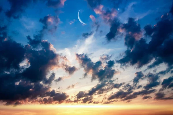 Півмісяць Мальовничим Краєвидом Під Час Заходу Сонця Щедрі Рамадан Світло — стокове фото