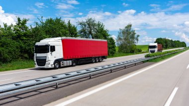 yolda kırmızı kamyon . kırmızı kamyon . navlun teslimi