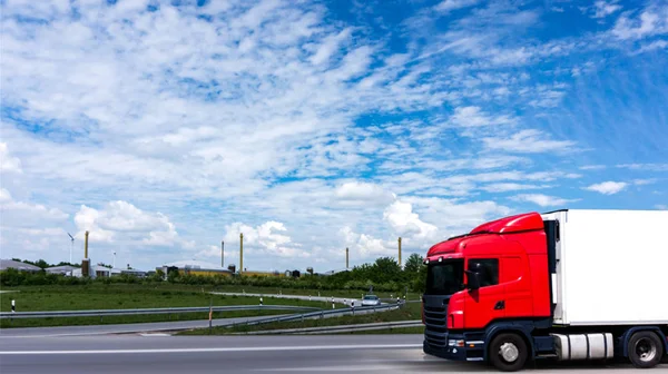道路上の赤いトラック 赤いトラック 貨物の配達 — ストック写真