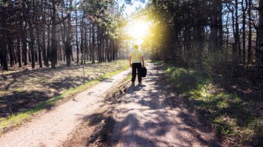 Işığa giden yol. Adam rahat ruh hali ile yolda yürürken . hedefe doğru gitmek . 