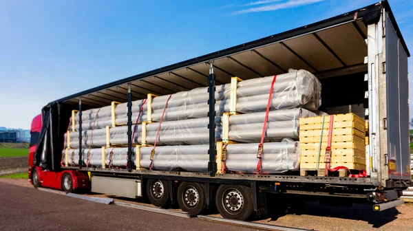 Der Lkw Mit Anhänger Auf Der Ladefläche Der Lkw Mit — Stockfoto