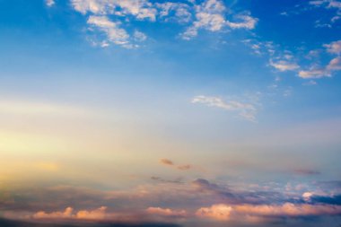 Gökyüzü arka plan . Güzel gökyüzü ve bulutlar. Güzel gün doğumu .  