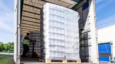  Bitmiş mal ambarı . Forklift yükleyici depo açık havada . Lojistik taşımacılık .