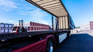 Forklift yükleyici depo açık havada . Lojistik taşımacılık . bitmiş mal ambarı 