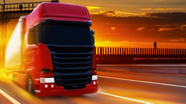 Ciężarówka Autostradzie Nowoczesny Semi Truck Ruchu Czerwona Ciężarówka Ruchu Wzdłuż — Zdjęcie stockowe