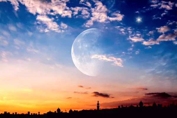 Półksiężyc Pięknym Tle Zachodu Słońca Szczodry Ramadan Tło Religijne — Zdjęcie stockowe