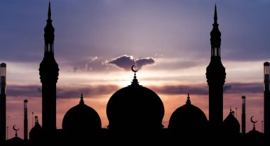 Cami silüeti manzarası. Cömert ramazan. Cami tepesinde Islam hilal