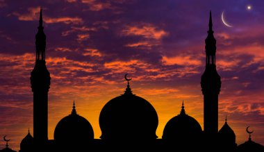 Gün batımında yüksek minare ile büyük Camii silüeti