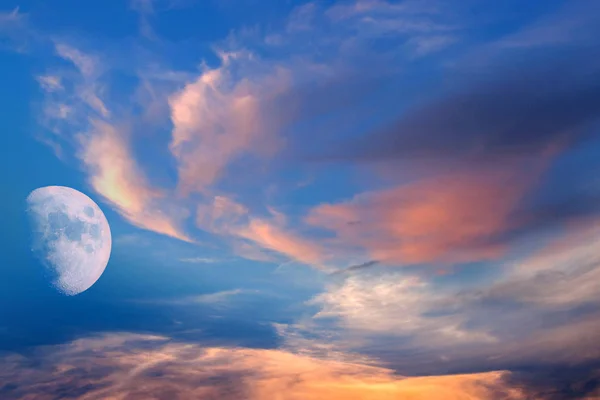 Weißer Mond Über Stürmischen Wolken Dramatischer Hintergrund Vollmond Hintergrund Landschaft — Stockfoto