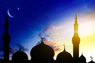 Hilal ay güzel günbatımı arka plan ile. Cömert ramazan. Gökten gelen ışık. Din arka plan. şehir silueti Camii