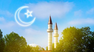 Hilal ay güzel günbatımı arka plan ile. Cömert ramazan. Gökten gelen ışık. Din arka plan. şehir silueti Camii