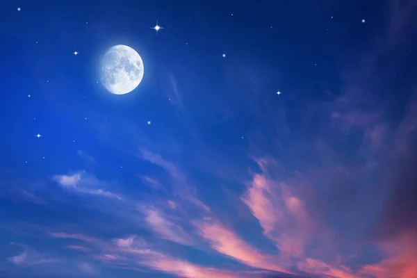 Hermoso Cielo Nublado Oscuro Esponjoso Con Rayos Sol Luna Creciente — Foto de Stock
