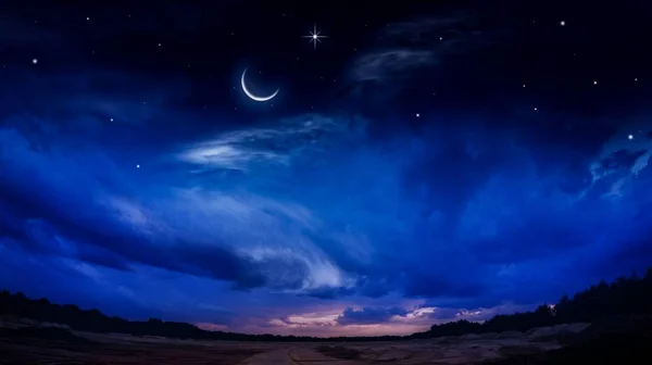 美丽的黑暗蓬松多云的天空与太阳光 新月与美丽的日落背景 慷慨的斋月 新月祈祷时间 — 图库照片