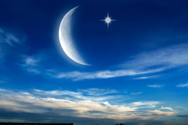 Mooie Donkere Pluizige Bewolkte Hemel Met Zonnestralen Wassende Maan Met — Stockfoto