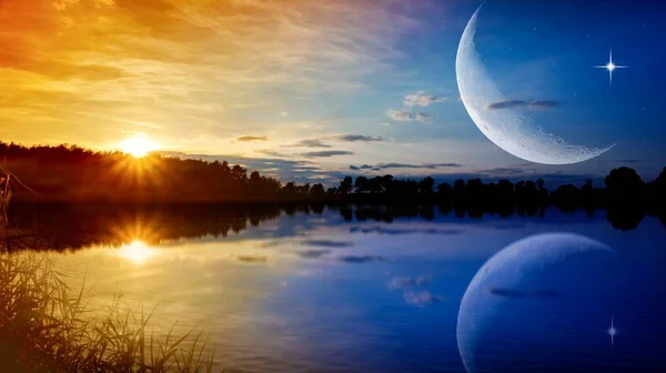 Romantische Maan Boven Water Crescent Maan Met Prachtige Zonsondergang Achtergrond — Stockfoto