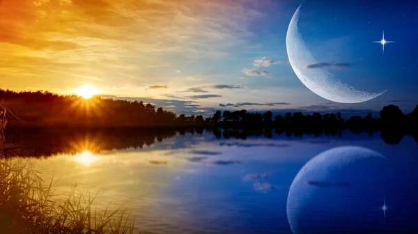 Luna Romantica Sull Acqua Luna Mezzaluna Con Bellissimo Sfondo Tramonto — Foto Stock