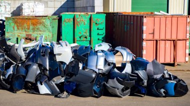 Tampon otomatik. Geri dönüşüm plastik . Renkli plastik çöp tenekeleri. Büyük tekerlekli kutular. Kentsel geri dönüşüm atık ve çöp hizmetleri