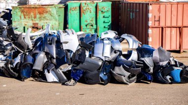 Tampon otomatik. Geri dönüşüm plastik . Renkli plastik çöp tenekeleri. Büyük tekerlekli kutular. Kentsel geri dönüşüm atık ve çöp hizmetleri