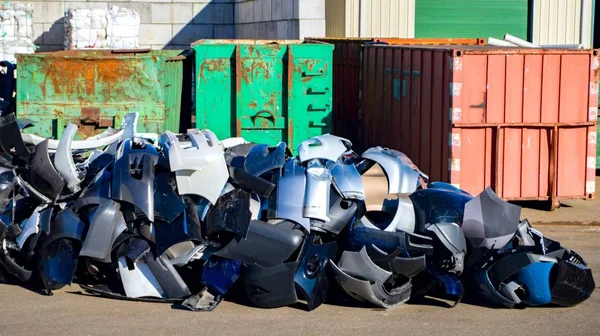 Tampon otomatik. Geri dönüşüm plastik . Renkli plastik çöp tenekeleri. Büyük tekerlekli kutular. Kentsel geri dönüşüm atık ve çöp hizmetleri