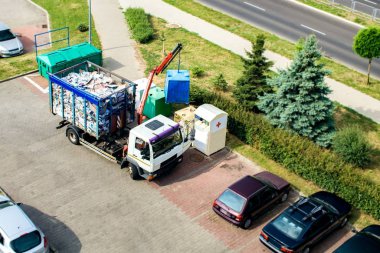 Bir kamu işçisi tarihi şehir çöp kamyonunda çöp kutuları çöp toplar. Şehir hayatı ekolojisi. Modern dünyada atık yönetimi. Prestijli ve uygun çalışma