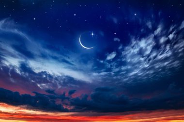 Güneş ışınları ile güzel karanlık kabarık bulutlu gökyüzü . Güzel günbatımı arka plan ile Hilal ay . Cömert Ramazan . Yeni ay. Namaz vakti. 