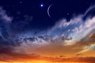Güneş ışınları ile güzel karanlık kabarık bulutlu gökyüzü . Güzel günbatımı arka plan ile Hilal ay . Cömert Ramazan . Yeni ay. Namaz vakti. 