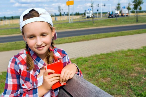 Girl Innehar Röd Bönbok Att Tala Lycka Till Lycka Och — Stockfoto