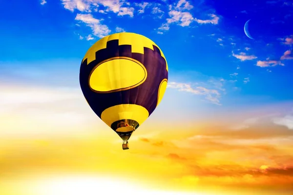 Hőlégballon Ride Romantika Repülés Hőlégballon Ride Hőlégballonok Repül Kék Égen — Stock Fotó