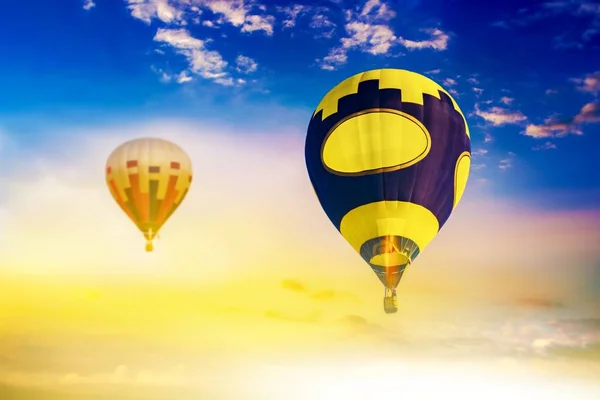 熱気球に乗る フライトのロマンス 熱気球に乗る 熱気球が青空を飛ぶ — ストック写真