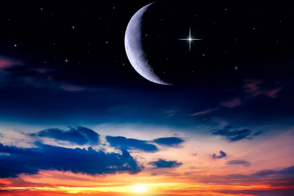 Srpek Měsíce Krásným Západem Slunce Pozadí Velkorysý Ramadán Náboženské Pozadí — Stock fotografie