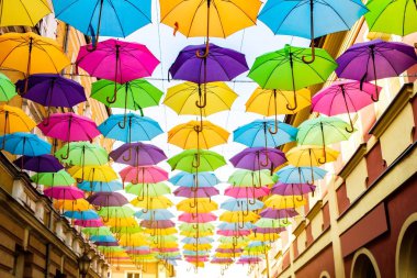 Havada şemsiyeler. şehrin parlak küçük sokakları . Bulutlu hava . Yağmurlu hava