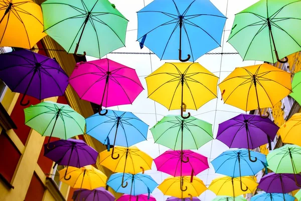 Parapluies Air Petites Rues Lumineuses Ville Temps Couvert Météo Pluvieuse — Photo