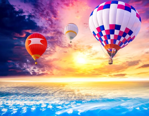 Ballons Fliegen Vor Dem Hintergrund Des Sonnenuntergangs Heißluftballons — Stockfoto