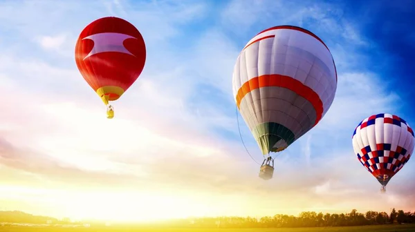 Ballonger Flyger Mot Bakgrunden Solnedgången Varmluftsballonger — Stockfoto