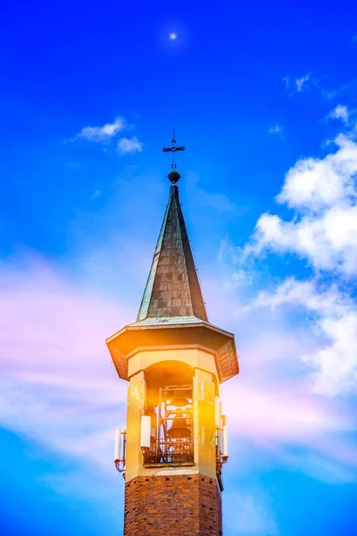 Ländliche Altmodische Kirchturm Mit Glocke Kreuz Und Glockenturm Blauen Himmel — Stockfoto