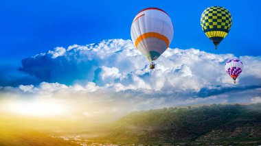 Balonlar gün batımının arka planına doğru uçar. Sıcak hava balonları. Güneşin şafağı. Gökyüzüne doğru . 