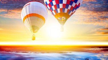 Gökyüzünde sıcak hava balonları. Sıcak hava balonları mavi gökyüzünde uçar