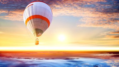 Gökyüzünde sıcak hava balonları. Sıcak hava balonları mavi gökyüzünde uçar. Güneşin doğuşunda bir yolculuk. Sabah başlarız. Güzel gökyüzü