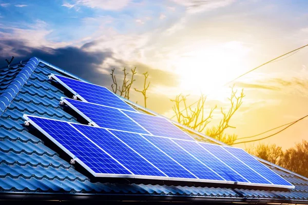 Dak Topzonne Energie Rij Van Fotovoltaïsche Zonnepanelen Het Dak Tegen — Stockfoto