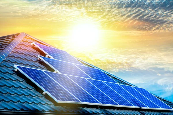 屋顶太阳能发电 蓝天屋顶上的光伏太阳能电池板排 — 图库照片
