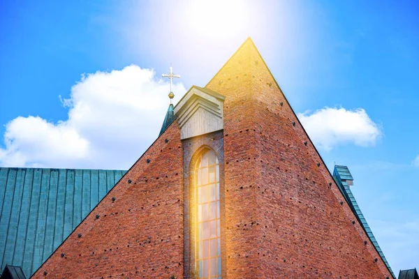 天主教教堂 现代教会 在天空背景下交叉 波兰国 — 图库照片