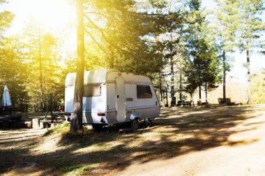 Kamp alanı. Eski tarz minibüsleri olan bir karavan parkı. Aile seyahati, karavanda tatil gezisi. Kamp alanındaki yeşil çimenlikte bir karavan.