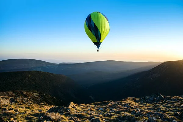 Gün Batımında Gökyüzü Arka Planında Balon Siluetleri Renkli Sıcak Hava — Stok fotoğraf