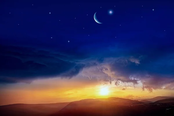 Magnifiquement Paysage Estival Croissant Lune Avec Beau Fond Coucher Soleil — Photo