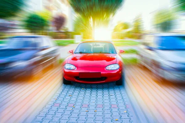 Αυτοκίνητο Ένα Δρόμο Γεμάτο Επικίνδυνες Στροφές Κόκκινο Αμάξι Στο Δρόμο — Φωτογραφία Αρχείου