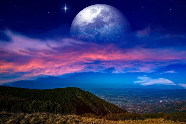 Maan Boven Een Bergtop Prachtig Zomers Landschap Crescent Maan Met — Stockfoto