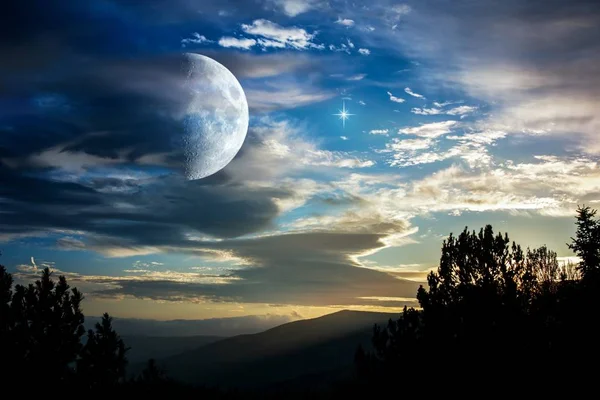 Mond Über Einem Berggipfel Wunderschöne Sommerlandschaft Mondsichel Mit Schönem Sonnenuntergang — Stockfoto