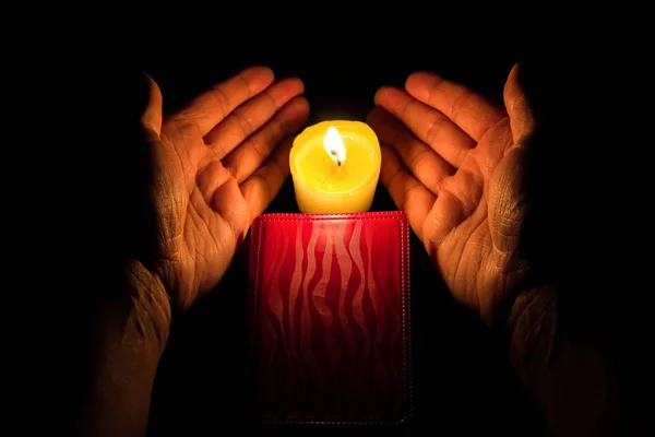 神圣的书和蜡烛 女人的手在祈祷 圣书和蜡烛 — 图库照片