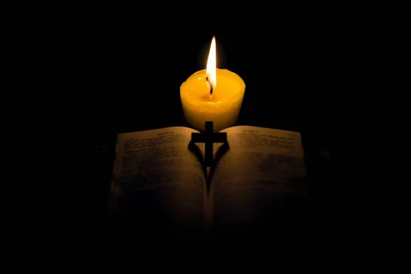 성경을 태운다 시편이다 배경으로 성경의 성서에 언급되었다 기독교 십자가 — 스톡 사진